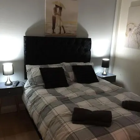 Converted Chapel Floor To Ceiling Arch Window 公寓 法利